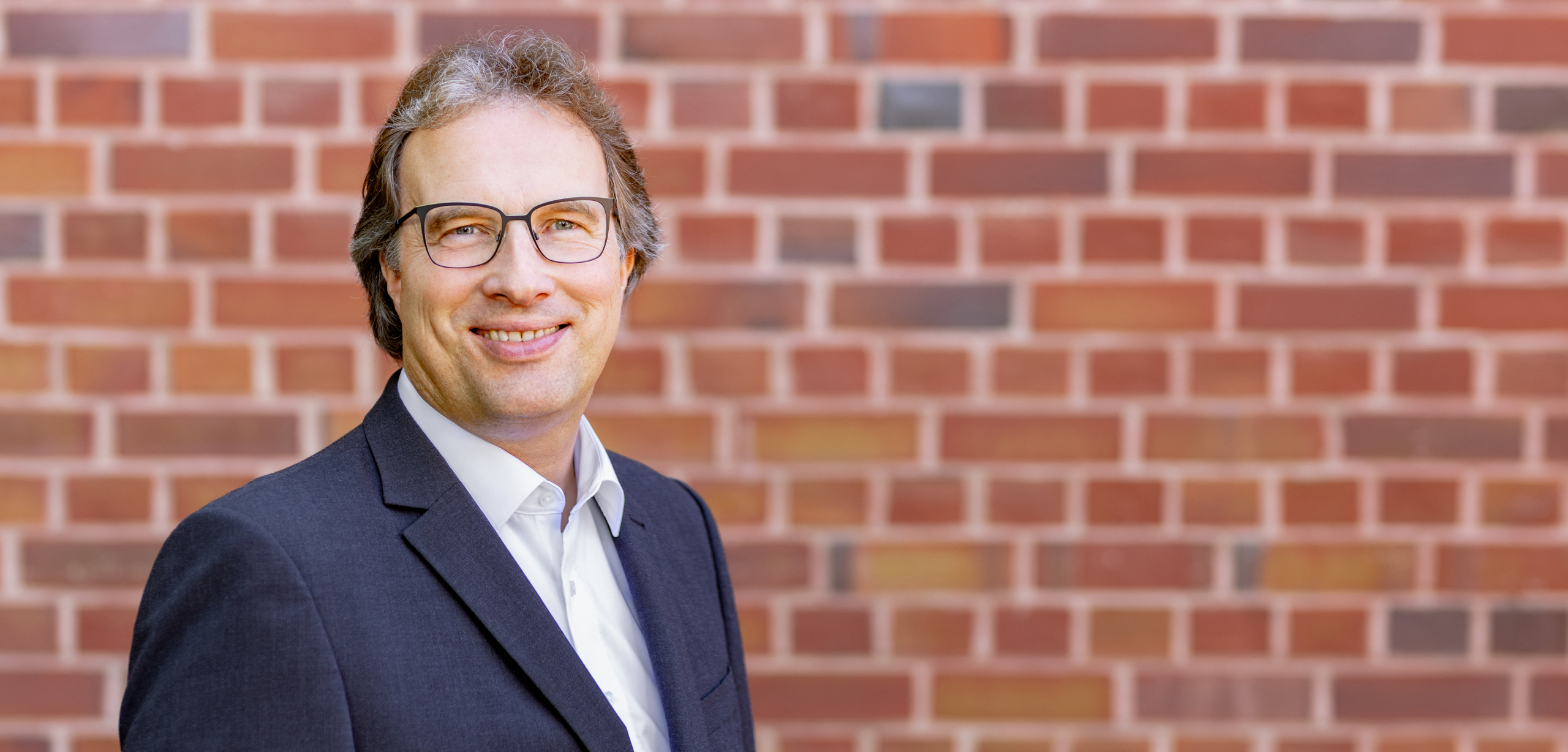 Portrait photo of Dirk Ott accompanying the article "AI-Powered Solutions and SAP Project Management"